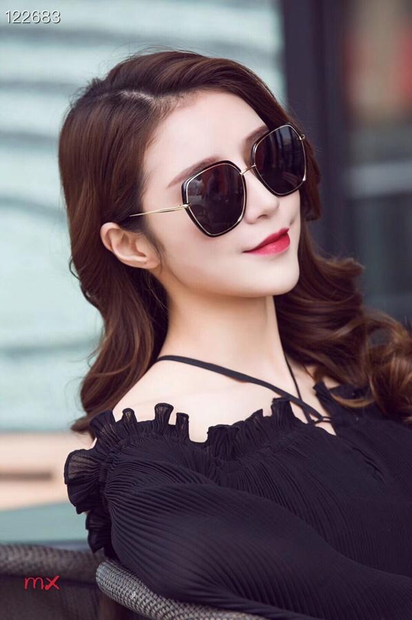 DIOR-迪奧  經典版型偏光眼鏡 2019新款 時尚高雅墨鏡 女士太陽鏡  lly1215